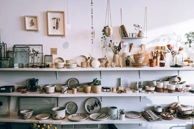 półka sklepowa z produktami handmade