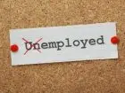 Histereza bezrobocia - kartka na tablicy z napisem unemployed