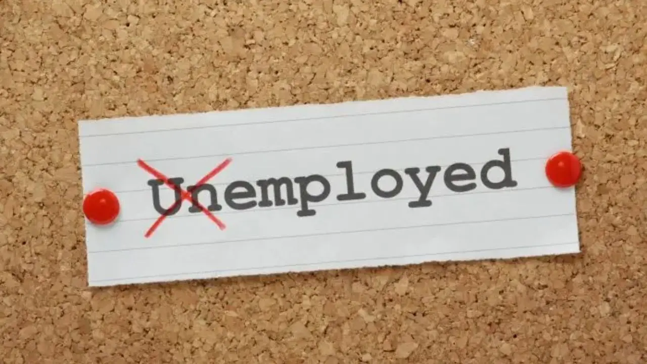 Histereza bezrobocia - kartka na tablicy z napisem unemployed