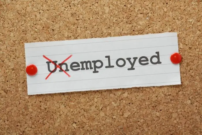 Histereza bezrobocia - kartka na tablicy z napisem unemployed