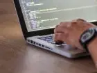 ile-zarabia-programista