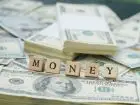 Dolary w banknotach a na nich napis money
