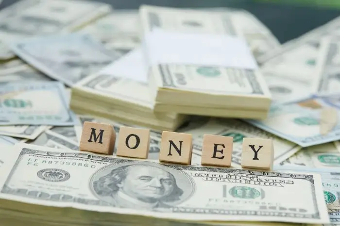 Dolary w banknotach a na nich napis money