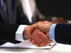 Lobbing - osoby podające sobie dłonie