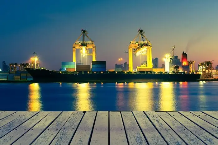 Logistyka - widok oświetlonego portu wieczorem