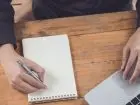 Promesa zatrudnienia - osoba pisząca w notatniku