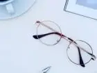 Refundacja okularów przez pracodawcę - okulary leżące na stole