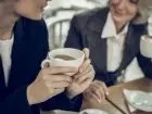 Small talk - dwie kobiety, rozmawiające ze sobą przy kawie