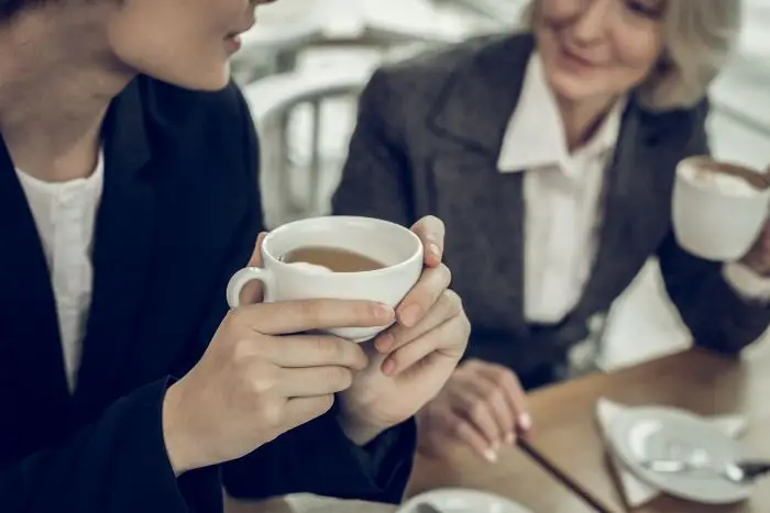 Small talk - dwie kobiety, rozmawiające ze sobą przy kawie