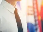 White collar - mężczyzna w białej koszuli i krawacie