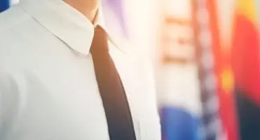White collar - mężczyzna w białej koszuli i krawacie