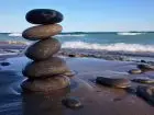 Work life balance - kamyczki ułożone w słupek na plaży