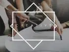 Zarzadzanie projektem - dłonie osób skupionych nad dokumentacją projektu