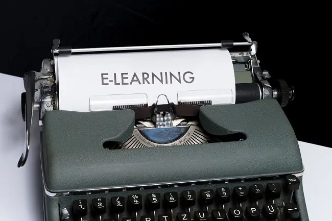 stara maszyna do pisania i kartka z napisem e-learning