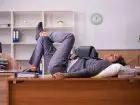 Drzemka w pracy - pracownik śpiący w biurze
