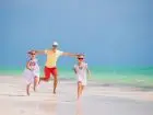 Ojciec z córkami na plaży
