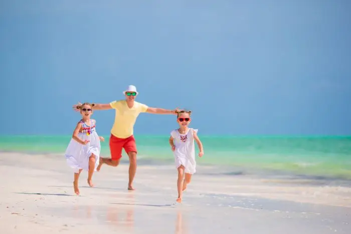 Ojciec z córkami na plaży