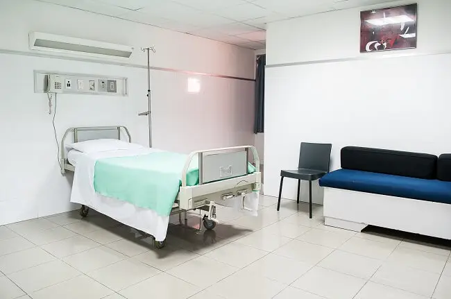 pusta sala w szpitalu