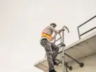 Praca na wysokości - mężczyzna na drabinie