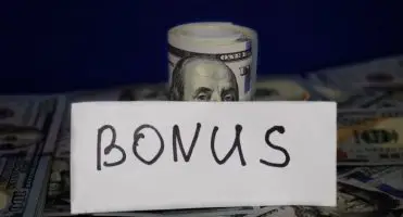 Premia dla pracownika - banknoty dolara podpisany "bonus"