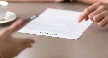Umowa na zastępstwo - umowa na stole