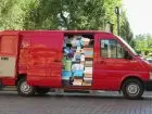 Vanseller - symboliczny czerwony bus wypełniony pudełkami butów