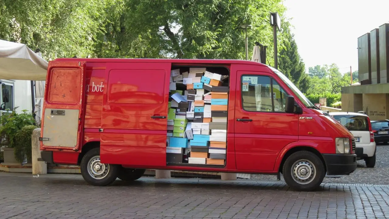 Vanseller - symboliczny czerwony bus wypełniony pudełkami butów