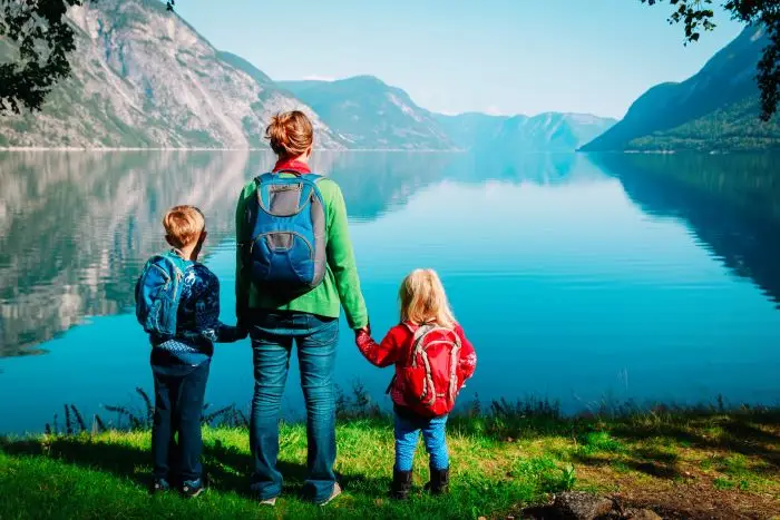Matka z dwojgiem dzieci na wakacjach w górach przy jeziorze
