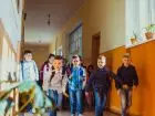 Dzieci biegnące przez korytarz w szkole