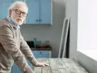 Limity dorabiania do emerytur od września - emeryt w kuchni przy blacie