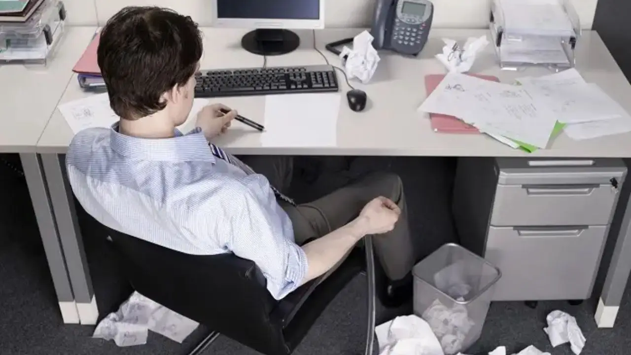 Monotonia w pracy - znudzony mężczyzna przy biurku