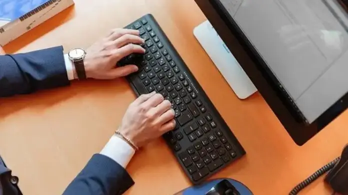 Profil zaufany a podpis elektroniczny - mężczyzna piszący na klawiaturze