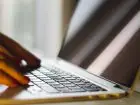 Profil zaufany a podpis elektroniczny - zbliżenie na dłonie osoby piszącej na laptopie