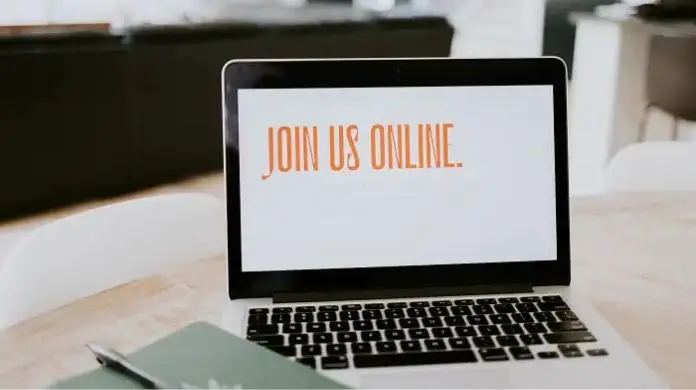 Rejestracja bezrobotnego online - otwarty laptop z napisem na ekranie "join us online"