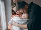 Urlop rodzicielski - matka i ojciec tulący dziecko