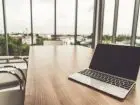 Laptop na biurku w biurze, wyłączony ekran