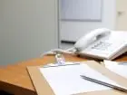 Wypowiedzenie umowy o pracę - dokument leżący na biurku, a na nim długopis