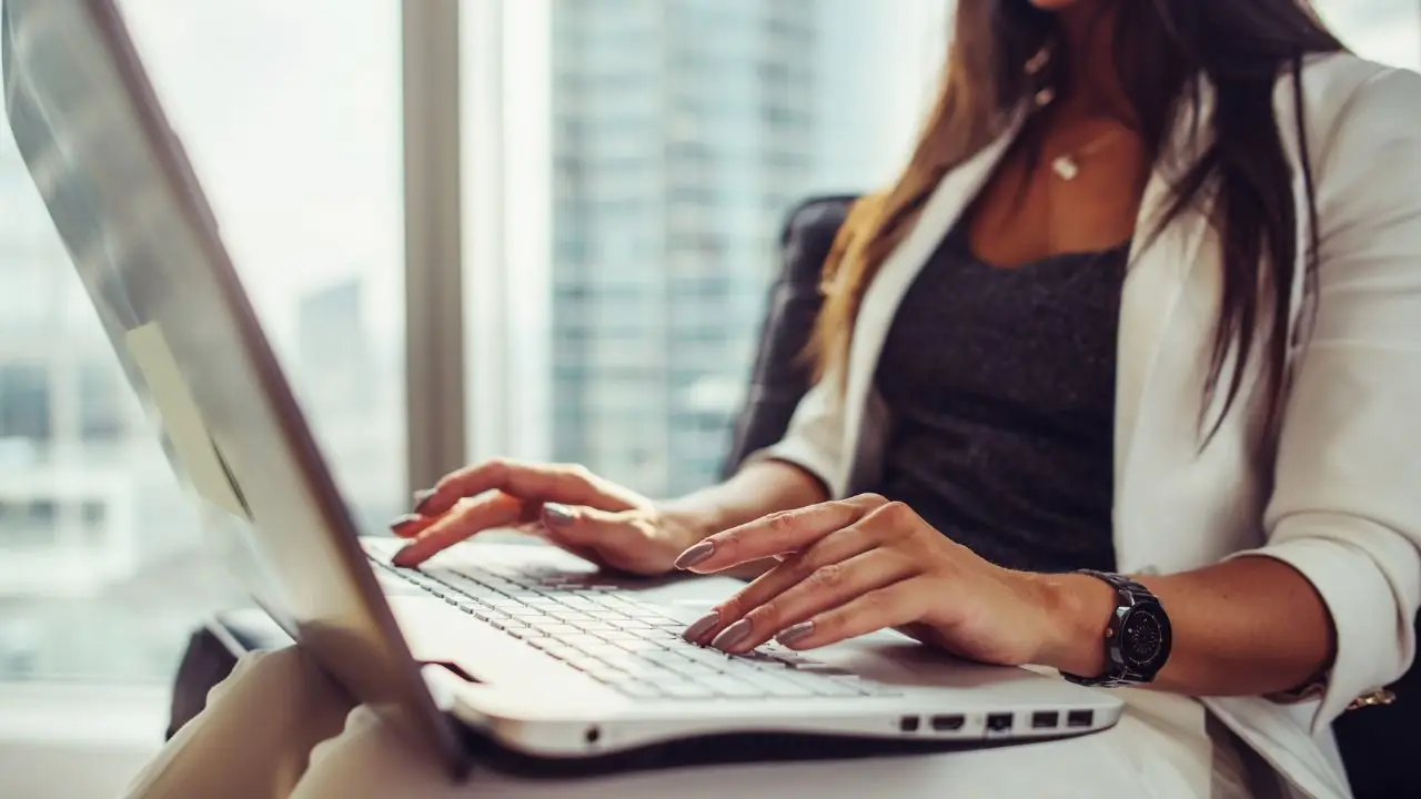 Copywriter - kobieta pisząca na laptopie