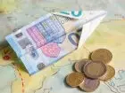 Banknoty waluty euro na mapie