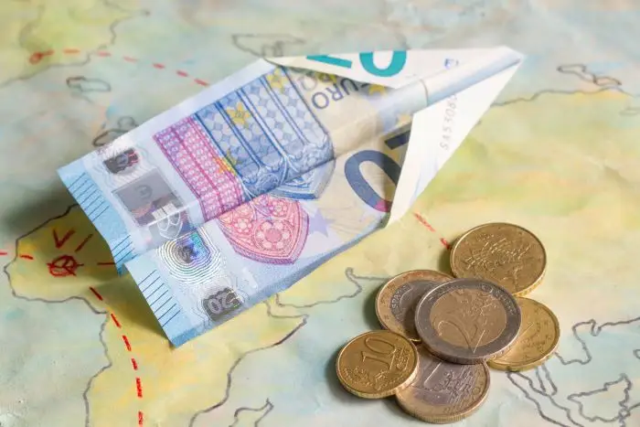 Banknoty waluty euro na mapie