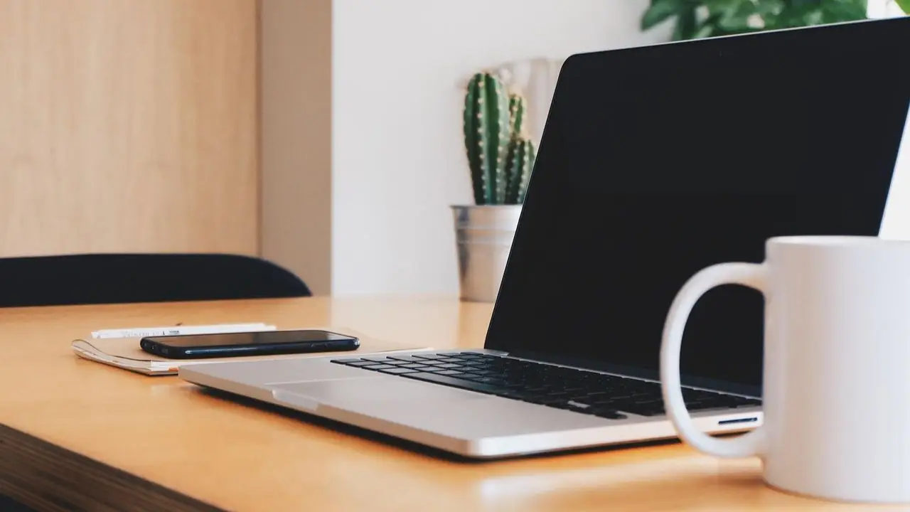 Odwołanie od wypowiedzenia umowy o pracę - laptop na biurku