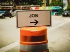 Drogowskaz z napisem "job"