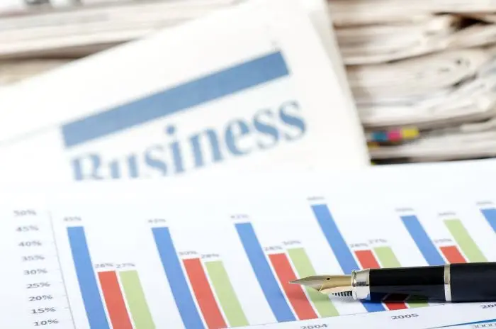 Gazeta z napisem "bizness" i wykresami