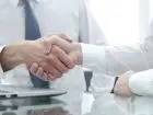 Pozorność umowy o pracę - zbliżenie na splecione dłonie dwóch osób