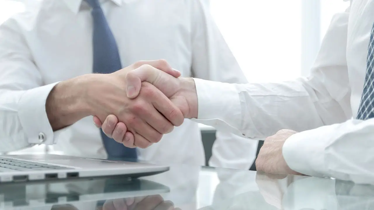 Pozorność umowy o pracę - zbliżenie na splecione dłonie dwóch osób