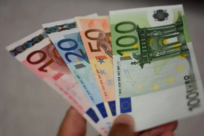 SURE pożyczki - waluta euro, banknoty w dłoni