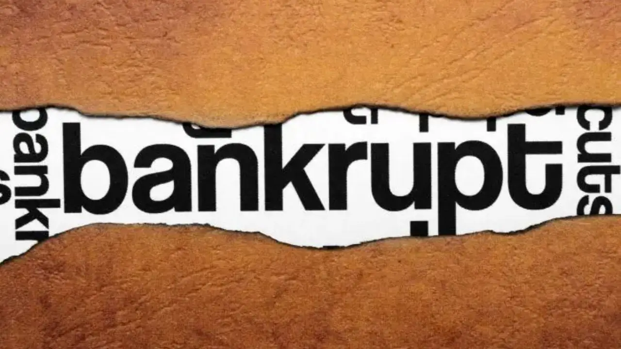 Napis "bankrupt" umieszczony na grafice na brązowym tle