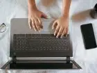 Zalany laptop - dłonie na klawiaturze laptopa