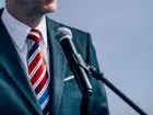 Mężczyzna w garniturze przy mikrofonie