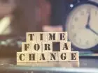 Zmiana czasu a praca w godzinach nadliczbowych - napis ułożony z klocków, z tyłu zegarek